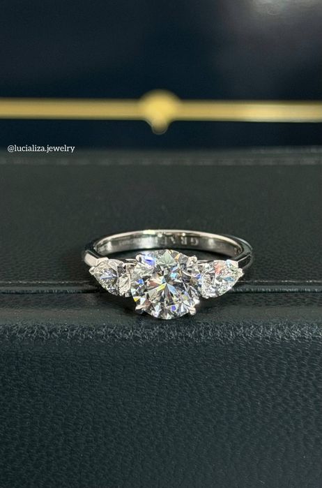Біле золото 750 проба - 3,56 грам Центральний діамант 2.00ct F/SI1