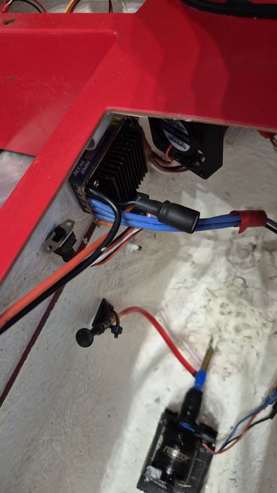 Sprzedam łódkę zanętową na kadłubie Dominator