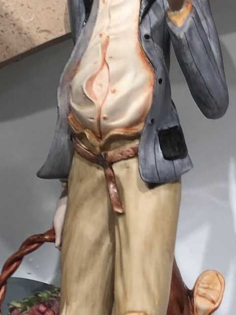 Lindíssima estatueta em Porcelana