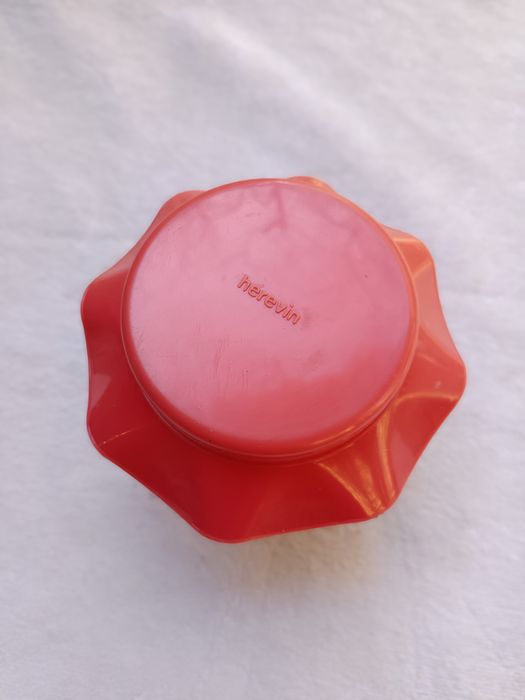 Słoik z pokrywką plastikowa czerwoną falowaną