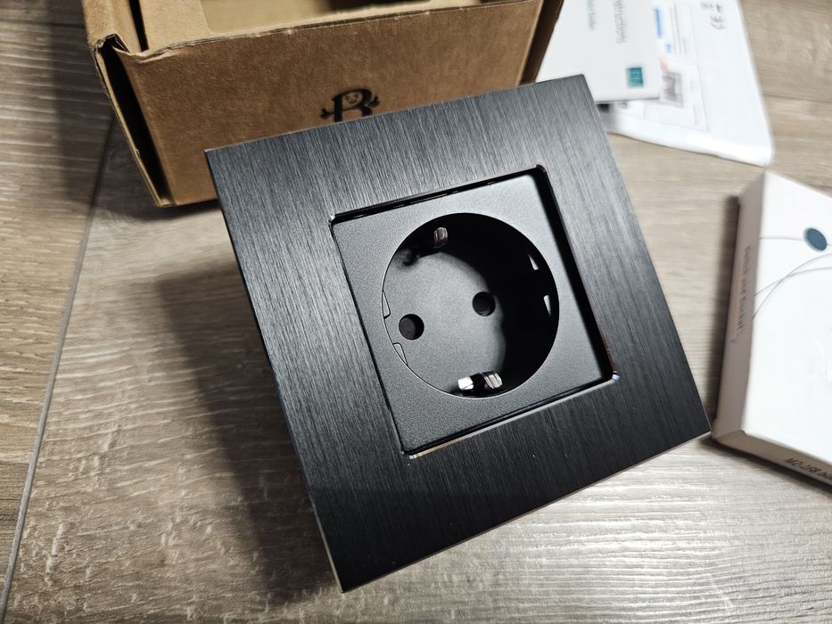 Gniazdo Schuko wysokiej klasy  ramka szczotkowane aluminium