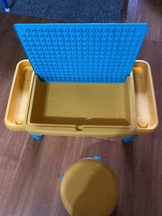 Mesa com banco para legos duplo