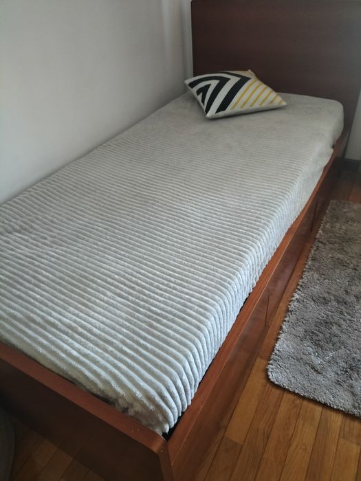 Cama de solteiro em cerejeira