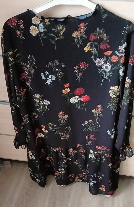 Sukienka czarna w kwiaty Ibis roz.42