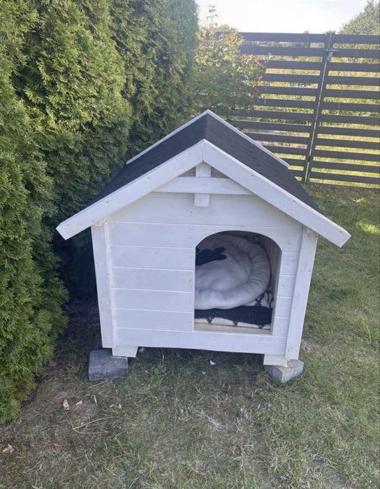 Duza, ocieplana buda dla duzego psa.