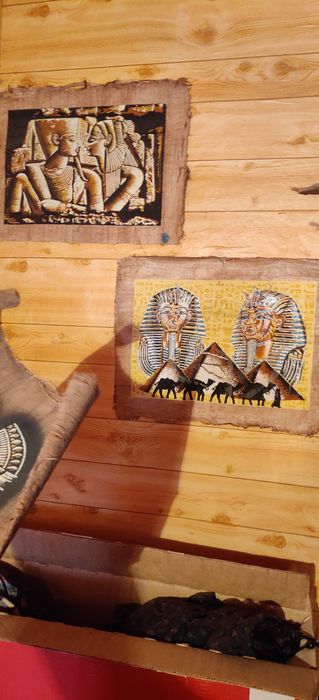 Египетские картины и статуэтки привезены из Египта.