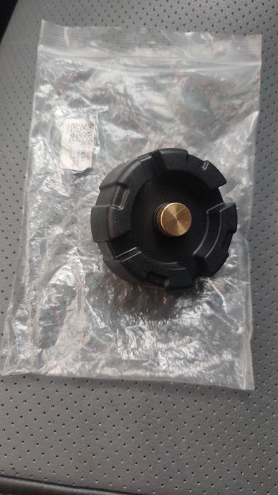 Продам крышку бензобака для  лодочного двигателя 12л,24л