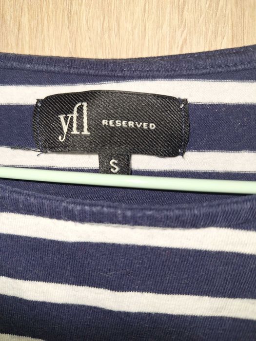 Bluzeczka marki Reserved w paski, rozmiar S.