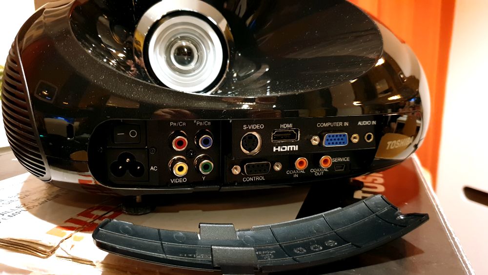 Projektor Toshiba TDP-ET 10, dźwięk 5.1, oryginalna lampa