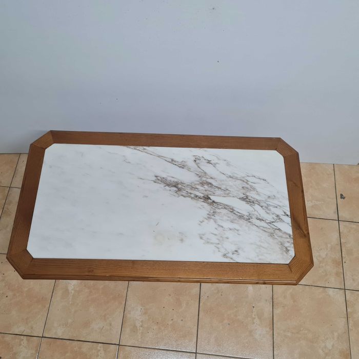 Mesa de centro com pedra mármore.