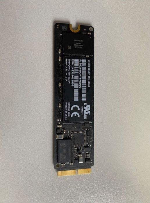 SSD original Apple 256GB para MacBook Pro.