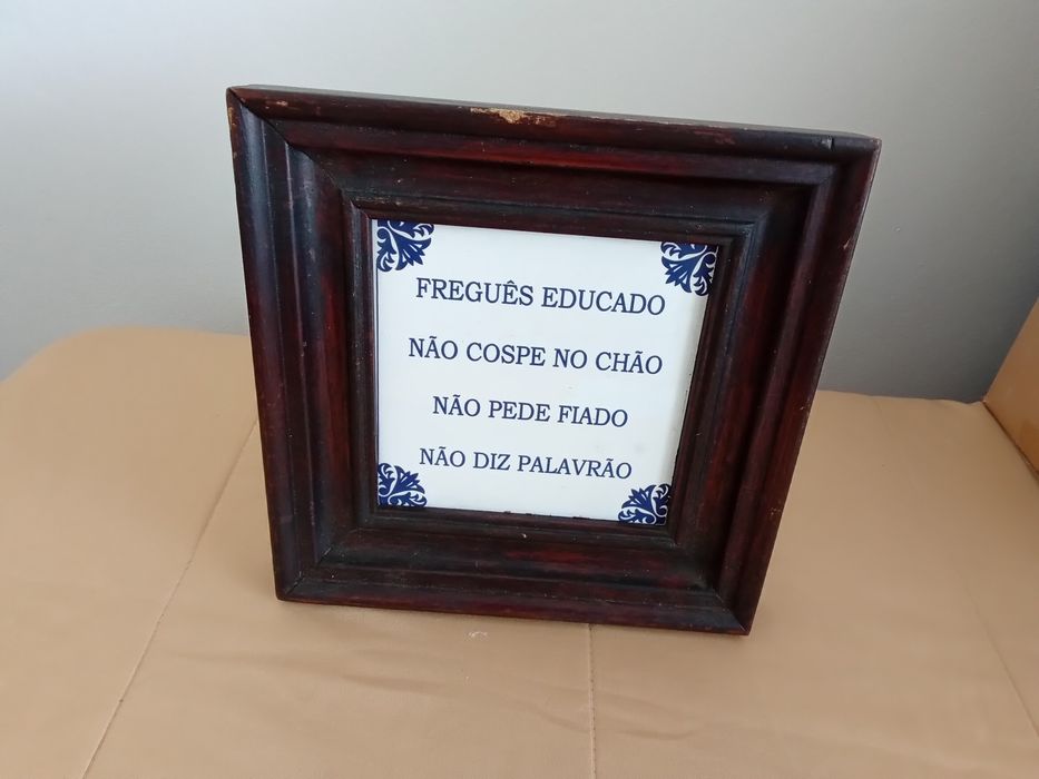 Quadro moldura madeira e azulejo