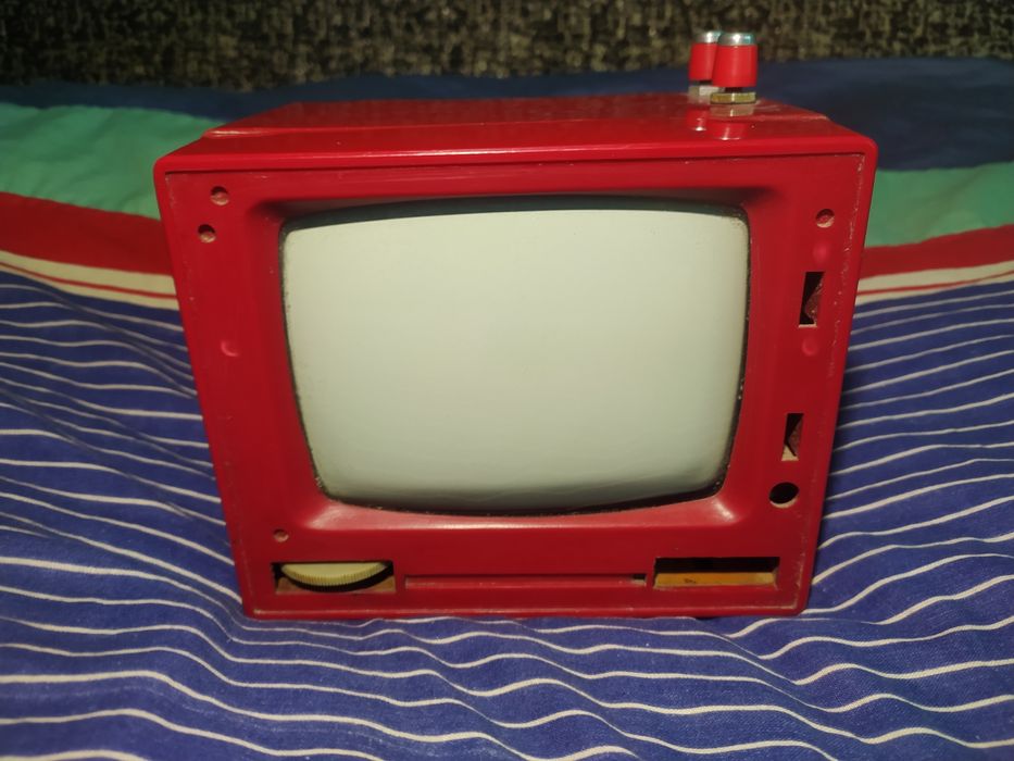 Транзисторний телевізор, робочий, 12-14 вольт