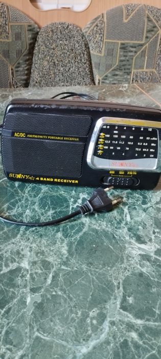 Радиоприемник с телескопической антенной.