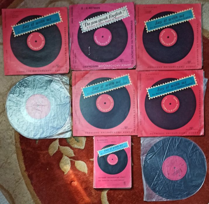 Пластинки "Обучение английскому языку" и книга.