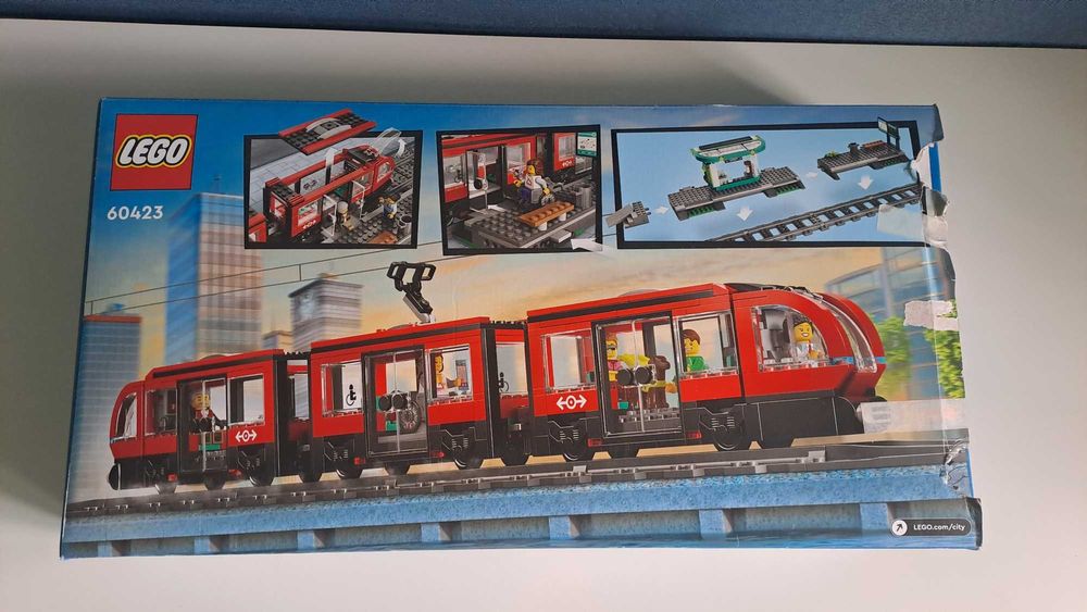 Конструктор LEGO City "Трамвай і вокзал у центрі міста" (60423) vs (60205)