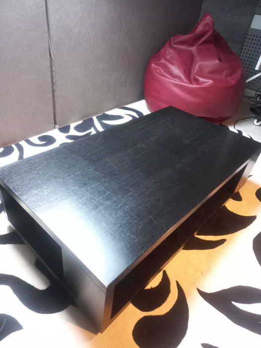 Mesa de centro antiga, grande, não é aglomerado de madeira.