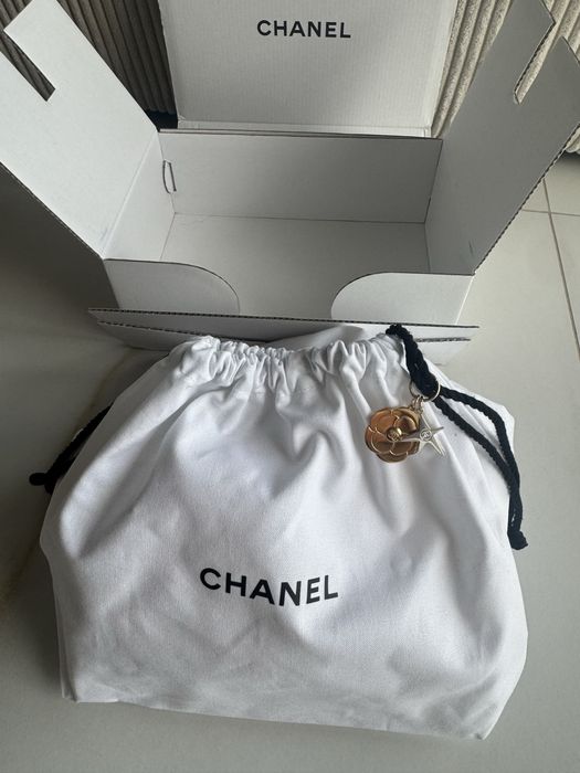 CHANE L biały worek prezentowy czarne logo + pudełko + charms 21/21 cm