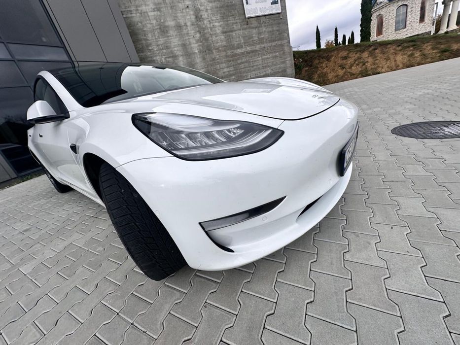 Tesla mоdel 3  2020 рік