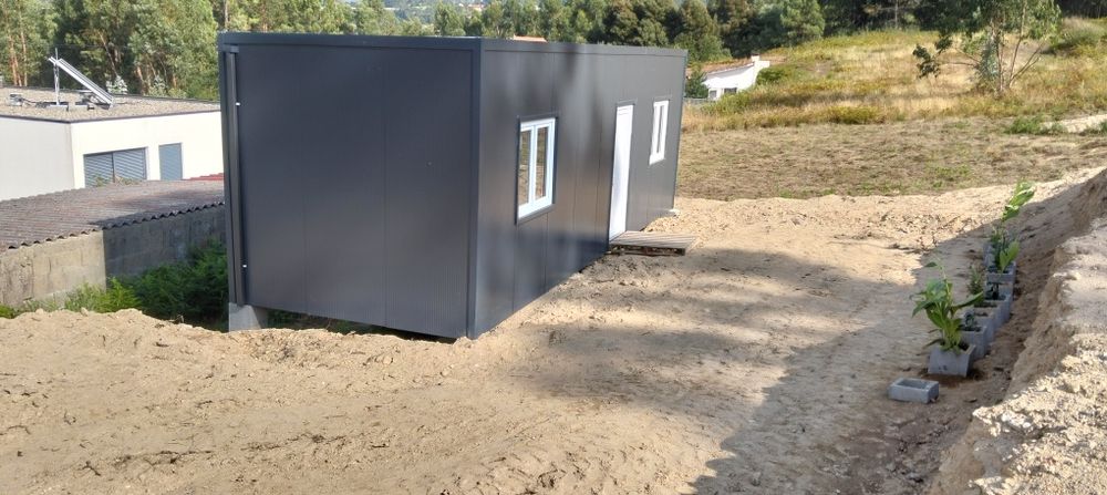 Anexo modelar com 9×3m   em aço galvanizado e painel sanduíche