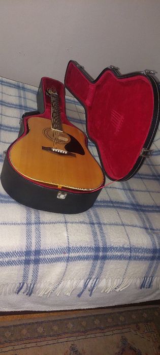 Violão com braço folk