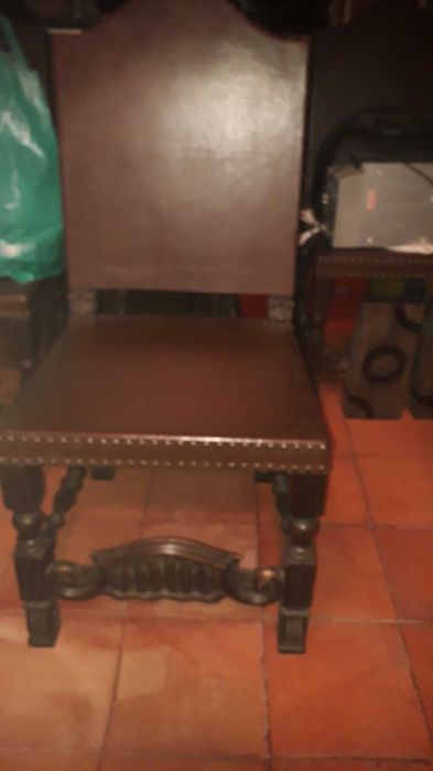 6 cadeiroes em madeira  e pele antigos imponentes