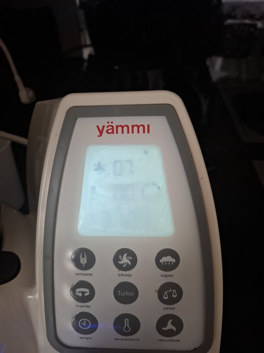 Yammi com utensílios
