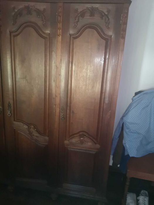 Roupeiro clássico com talha