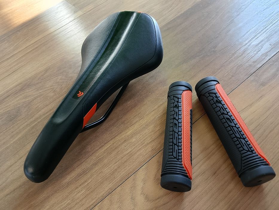 Siodełko + gripy chwyty rowerowe Kross pakiet czarne 130mm MEGA Czytaj