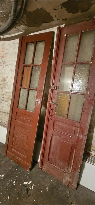 Stare drzwi z kamienicy