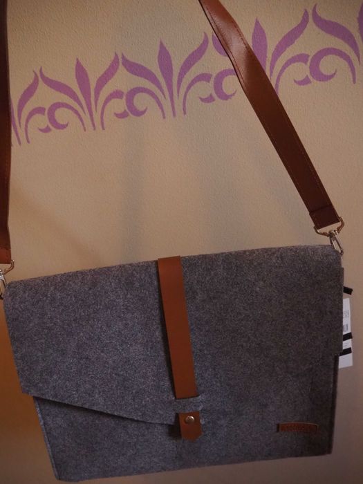 Mala para computador cinzenta em feltro