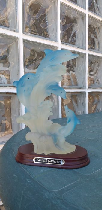 Estatueta com golfinhos