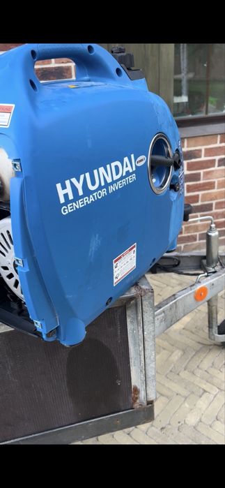 Портативный бензиновый инверторный генератор Hyundai 2000 Вт