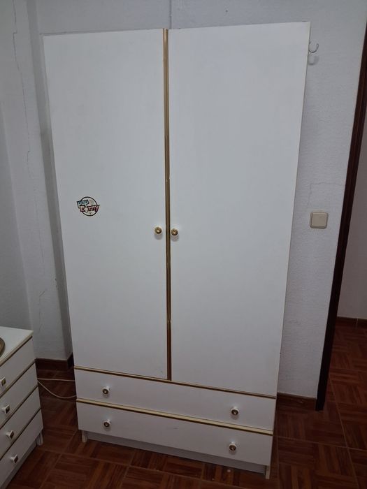 Roupeiro branco de 2 portas