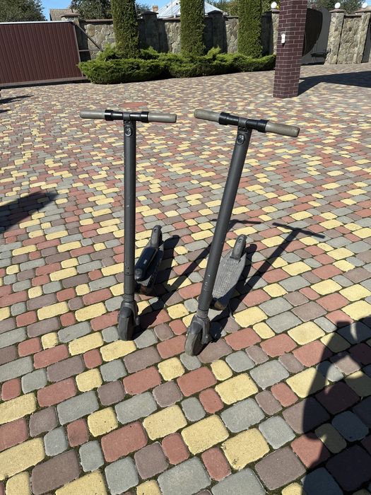 Продам елктро самокаты  в комлект идет доп батарея