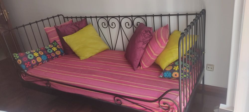 Cama / sofá cama em ferro forjado (como novo)