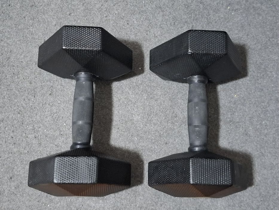 2 Halteres hexagonal 10kg cada em bom estado.