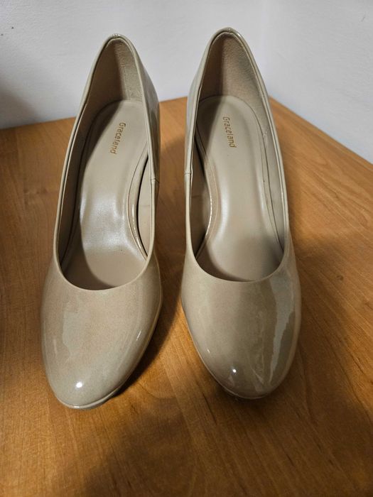 Buty damskie na obcasie 40