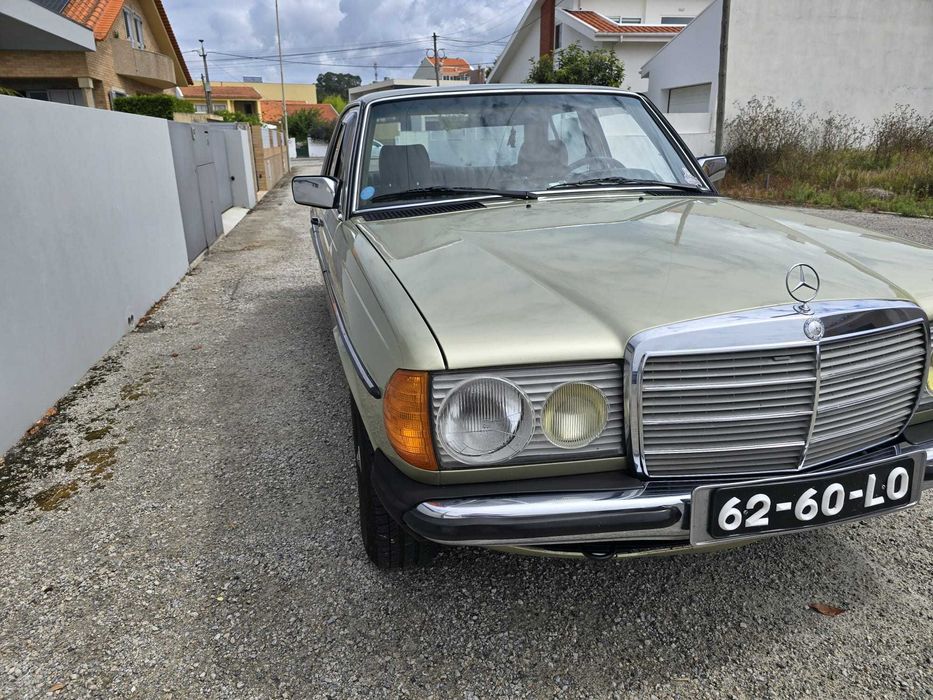 Mercedes 300 D W123 Irrepreensível e original (5 velocidades e A/C)