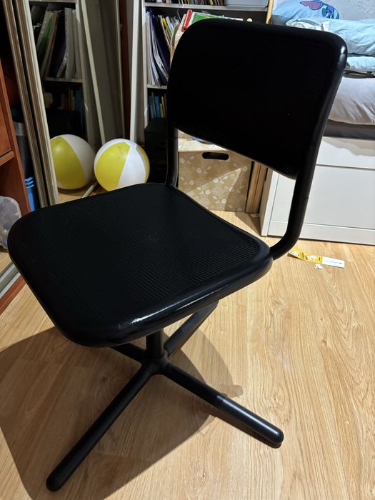 Krzesełko do biurka dziecięcego