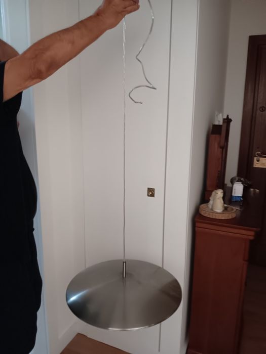 Candeeiro moderno, em metal cromado, com design contemporâneo.  Tem 50cm de diâmetro.