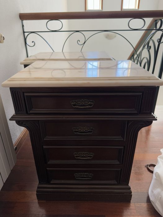 Cama com mesa de cabeceira e comoda para venda assim como o colchao
