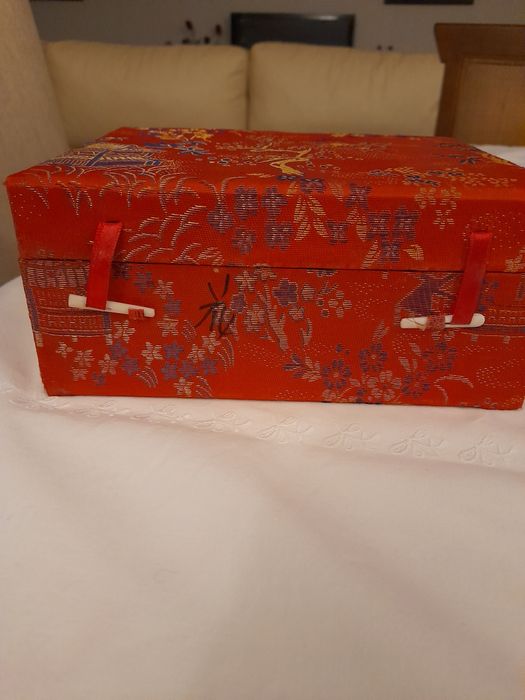 Conjunto de licor em loiça chinesa em caixa de seda