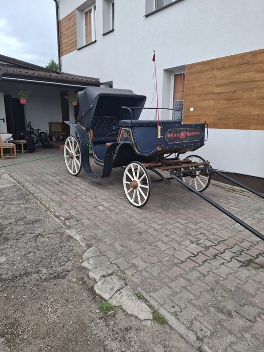 Piękna  bryczka konna