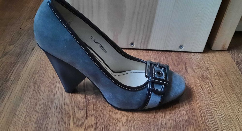 Buty na obcasie CCC tanio