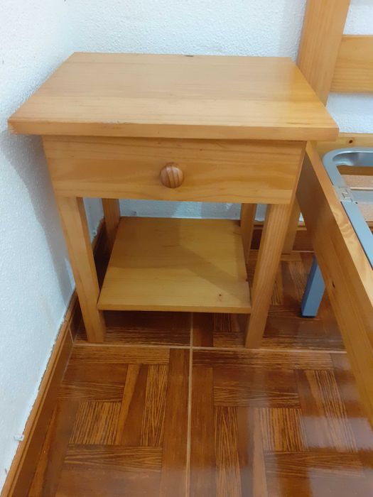 Cama de casal, em pinho maciço - Amadora