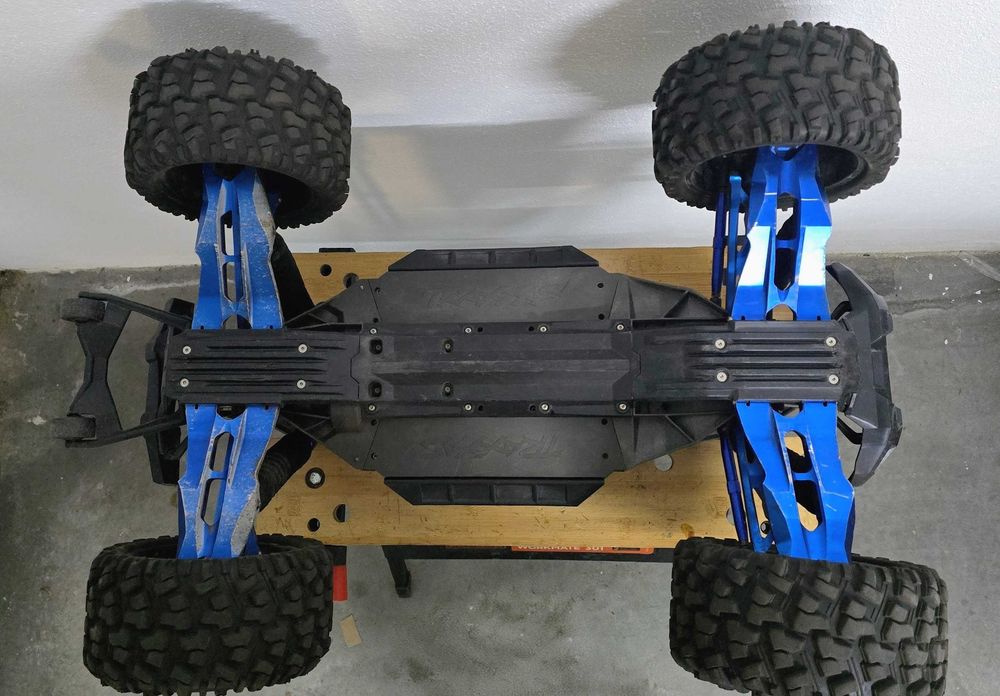 Traxxas X-MAXX 8S- Hobbywing e extras- Como novo