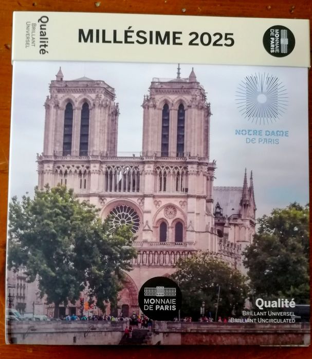 Carteira mini série 2025 com a Moeda Notre Dame Paris