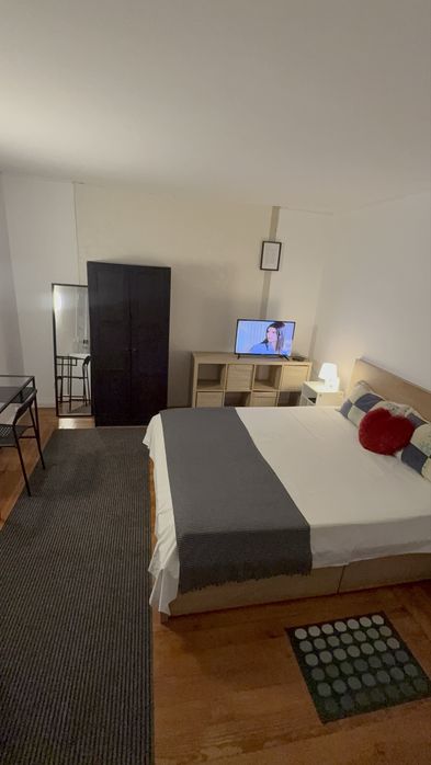 Quarto amplo mobiliado 03 pessoas c despesas incluídas em Frente El corte ingles Lisboa