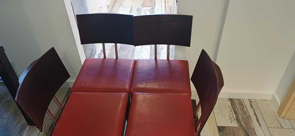 Drewniany stół rozkładany marki FAMEG wenge (85x85+52) + 4 czerwone krzesła | Wrocław